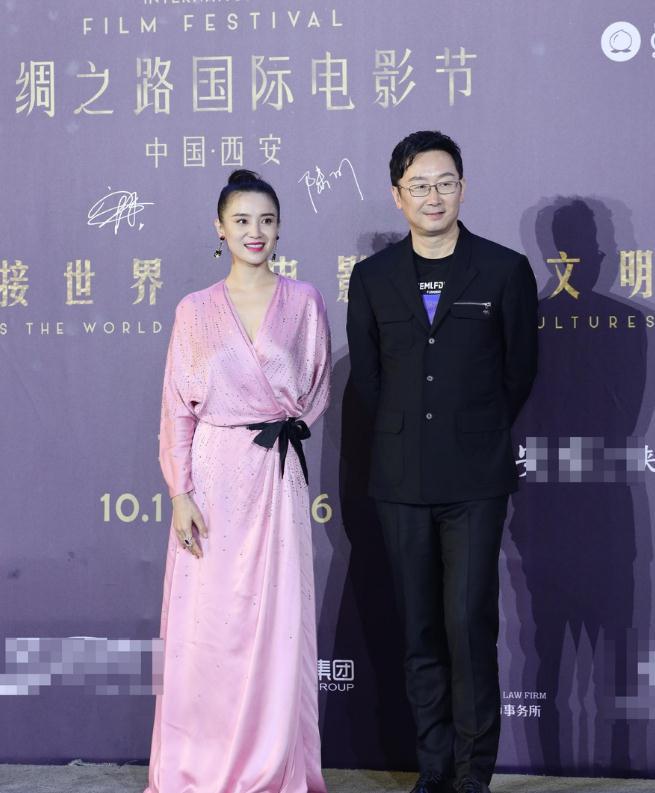 闫妮|49岁闫妮生图曝光，美腿宛如19岁少女，脸却崩成老阿姨