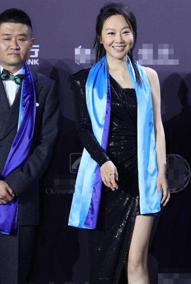 闫妮|49岁闫妮生图曝光，美腿宛如19岁少女，脸却崩成老阿姨