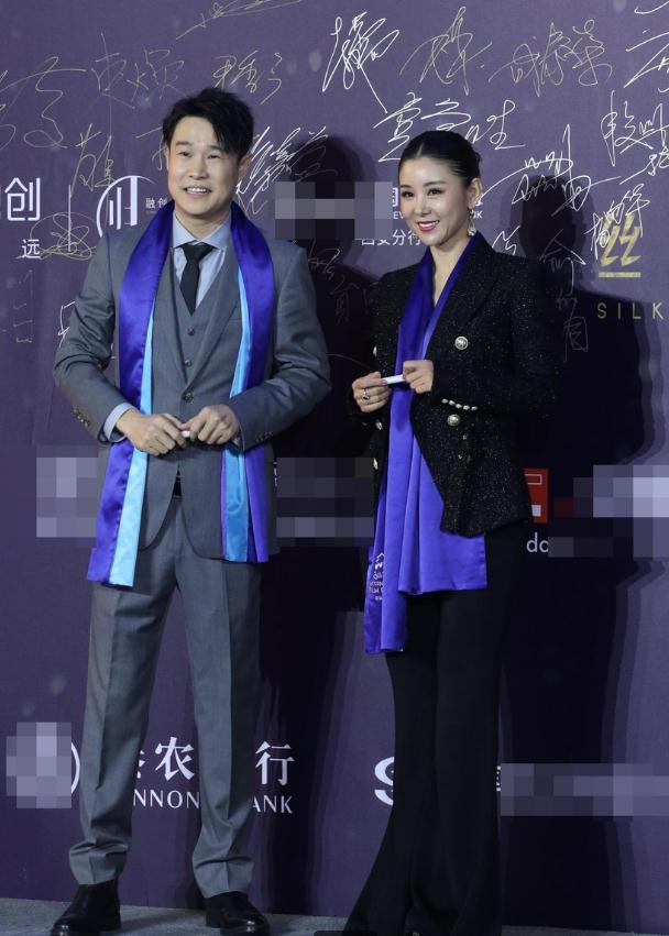 闫妮|49岁闫妮生图曝光，美腿宛如19岁少女，脸却崩成老阿姨