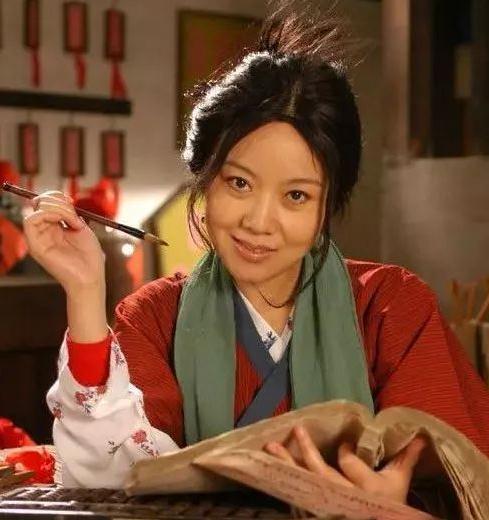 闫妮|49岁闫妮生图曝光，美腿宛如19岁少女，脸却崩成老阿姨