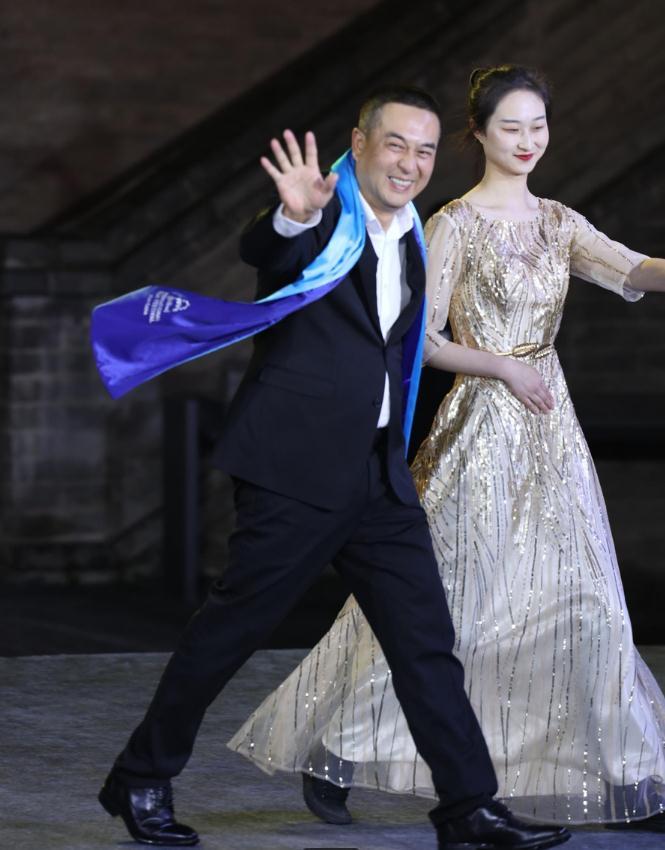 闫妮|49岁闫妮生图曝光，美腿宛如19岁少女，脸却崩成老阿姨