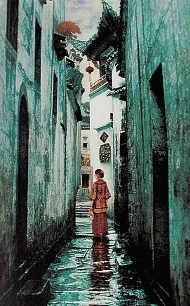 迎着那浅浅的呢喃,我走进顾城又弯又长的小巷,虽然缺少一把旧钥匙,敲