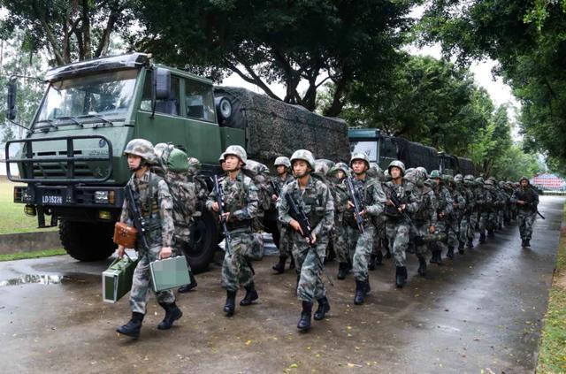 丢掉幻想,准备打仗!东部战区陆军第72集团军官兵背囊都装好了