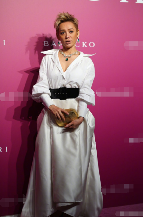 唐艺昕|唐艺昕产后复出走红毯，开叉长裙秀纤细腰身状态好，脸部略显圆润