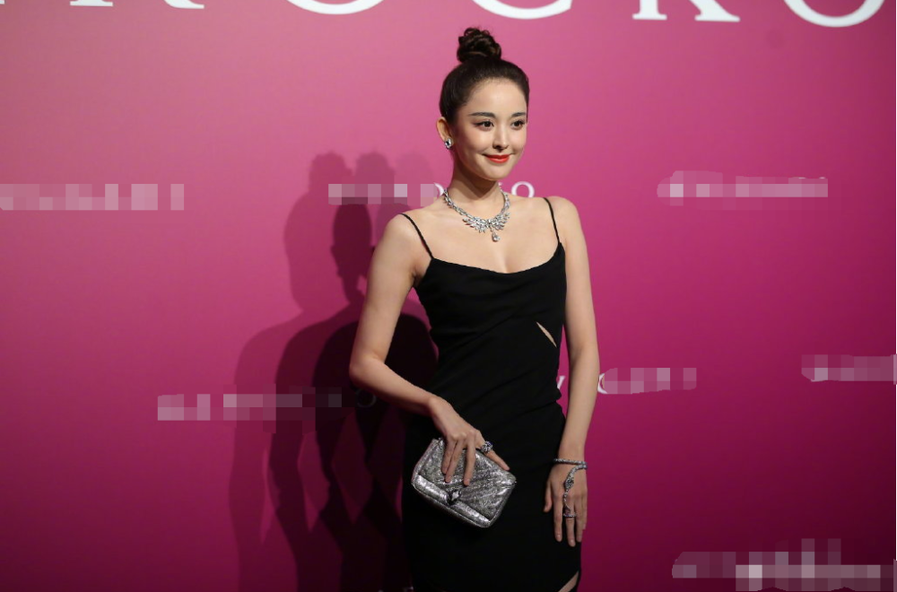 唐艺昕|唐艺昕产后复出走红毯，开叉长裙秀纤细腰身状态好，脸部略显圆润