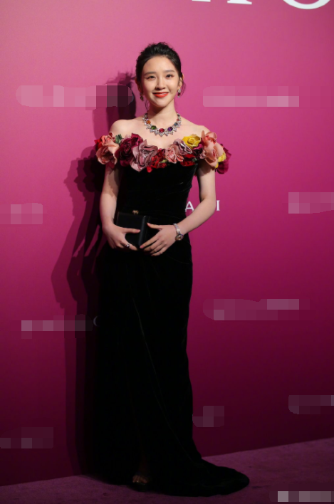 唐艺昕|唐艺昕产后复出走红毯，开叉长裙秀纤细腰身状态好，脸部略显圆润