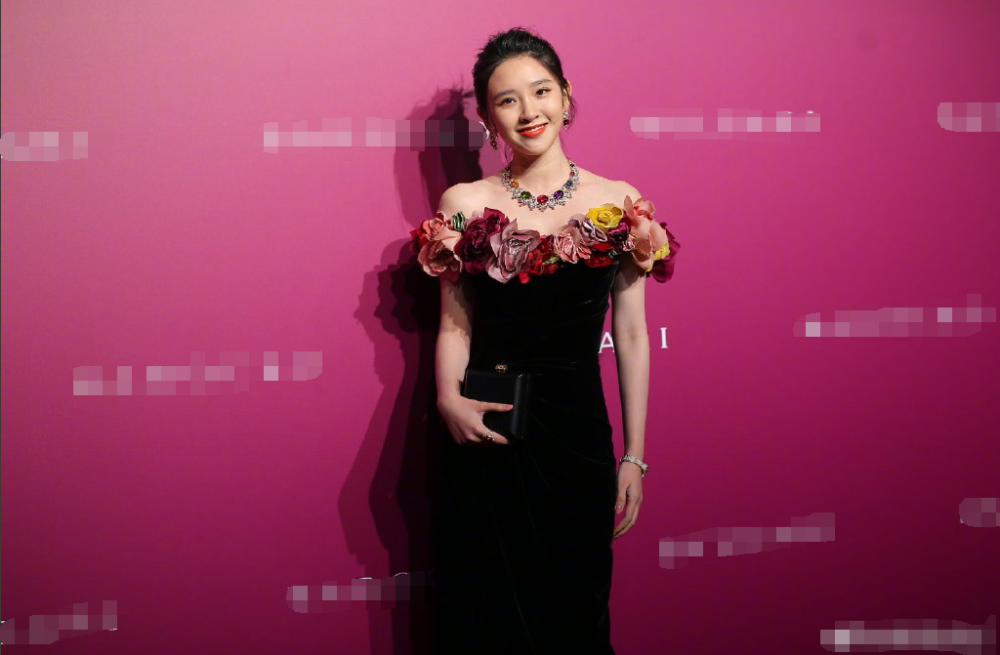 唐艺昕|唐艺昕产后复出走红毯，开叉长裙秀纤细腰身状态好，脸部略显圆润