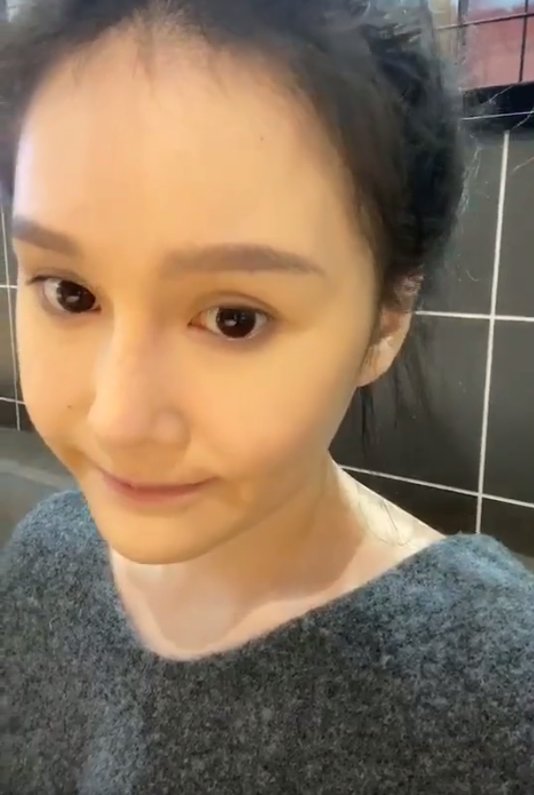 小球球|颜值频遭质疑？赵本山女儿小球球罕见晒素颜无美颜自拍，颜值能打不输女星