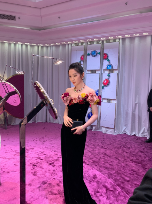 唐艺昕|唐艺昕产后复出走红毯，开叉长裙秀纤细腰身状态好，脸部略显圆润