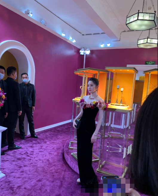 唐艺昕|唐艺昕产后复出走红毯，开叉长裙秀纤细腰身状态好，脸部略显圆润