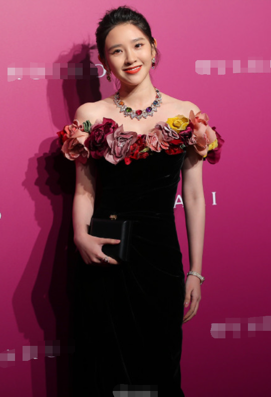 唐艺昕|唐艺昕产后复出走红毯，开叉长裙秀纤细腰身状态好，脸部略显圆润