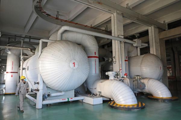 10月12日,工作人员在河北大唐国际张家口热电有限责任公司机房巡查