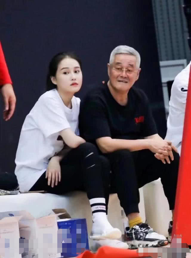 小球球|颜值频遭质疑？赵本山女儿小球球罕见晒素颜无美颜自拍，颜值能打不输女星