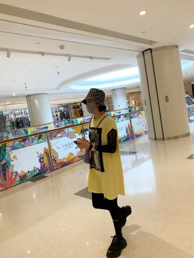 唐艺昕|唐艺昕产后复出走红毯，开叉长裙秀纤细腰身状态好，脸部略显圆润