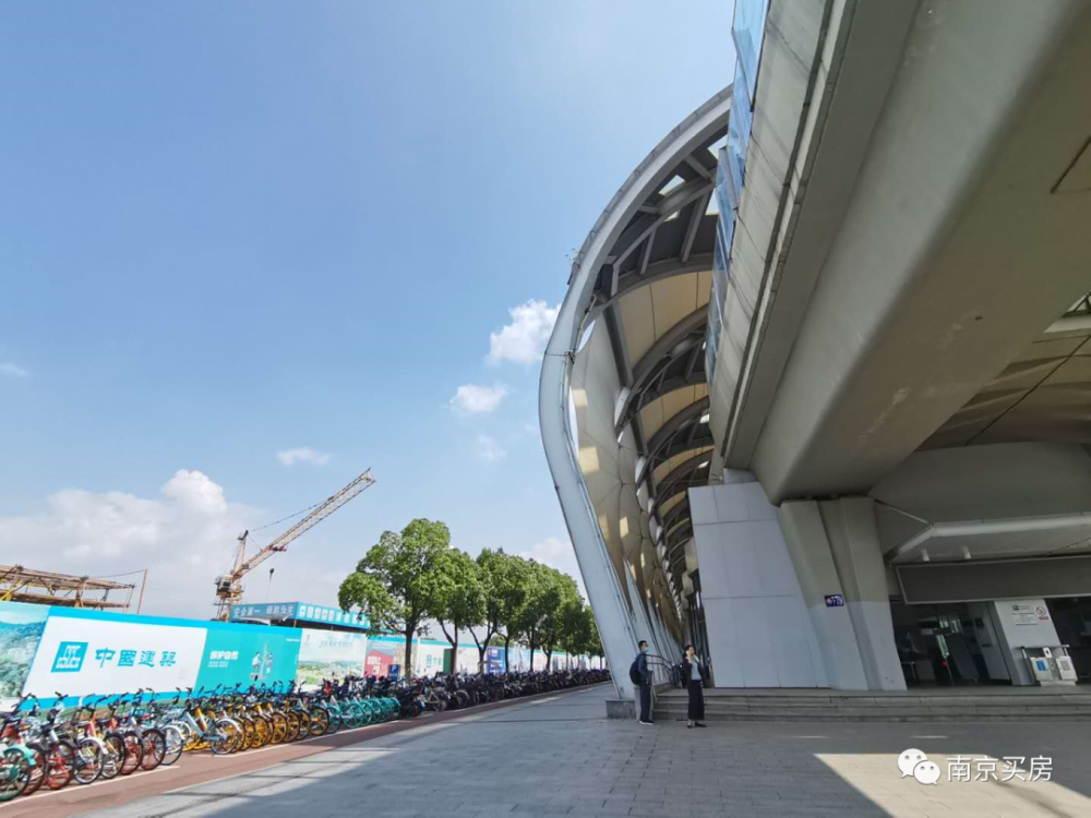 据悉该羊山风情街项目原规划建设地上3层商业,地下3层停车场库.