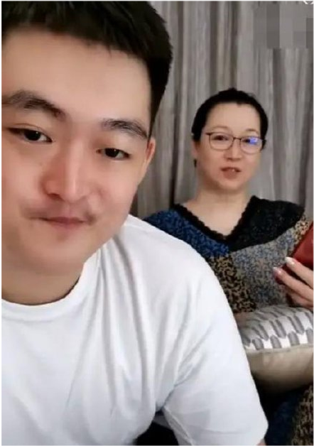 小球球|颜值频遭质疑？赵本山女儿小球球罕见晒素颜无美颜自拍，颜值能打不输女星