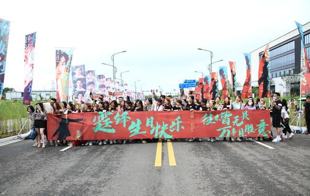 谢霆锋|谢霆锋录制外景路透曝光，坐姿少女，挂树许愿卡被粉丝摘下发网上