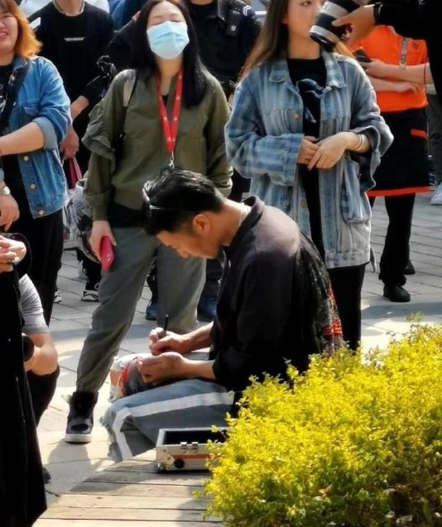 谢霆锋|谢霆锋录制外景路透曝光，坐姿少女，挂树许愿卡被粉丝摘下发网上