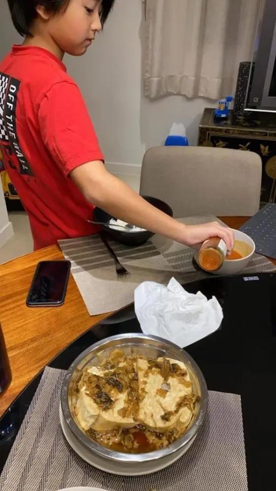 谢霆锋|谢霆锋录制外景路透曝光，坐姿少女，挂树许愿卡被粉丝摘下发网上