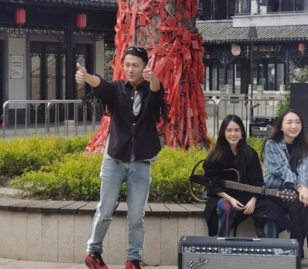 谢霆锋|谢霆锋录制外景路透曝光，坐姿少女，挂树许愿卡被粉丝摘下发网上
