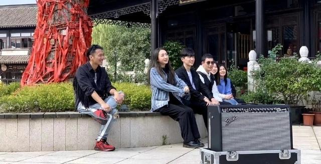 谢霆锋|谢霆锋录制外景路透曝光，坐姿少女，挂树许愿卡被粉丝摘下发网上