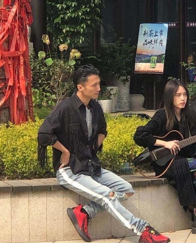 谢霆锋|谢霆锋录制外景路透曝光，坐姿少女，挂树许愿卡被粉丝摘下发网上