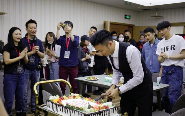 谢霆锋|谢霆锋录制外景路透曝光，坐姿少女，挂树许愿卡被粉丝摘下发网上