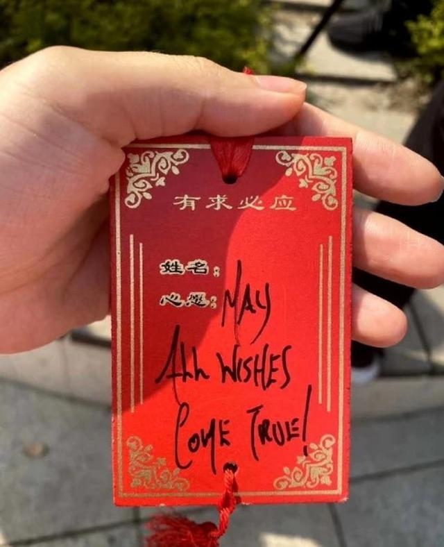 谢霆锋|谢霆锋录制外景路透曝光，坐姿少女，挂树许愿卡被粉丝摘下发网上