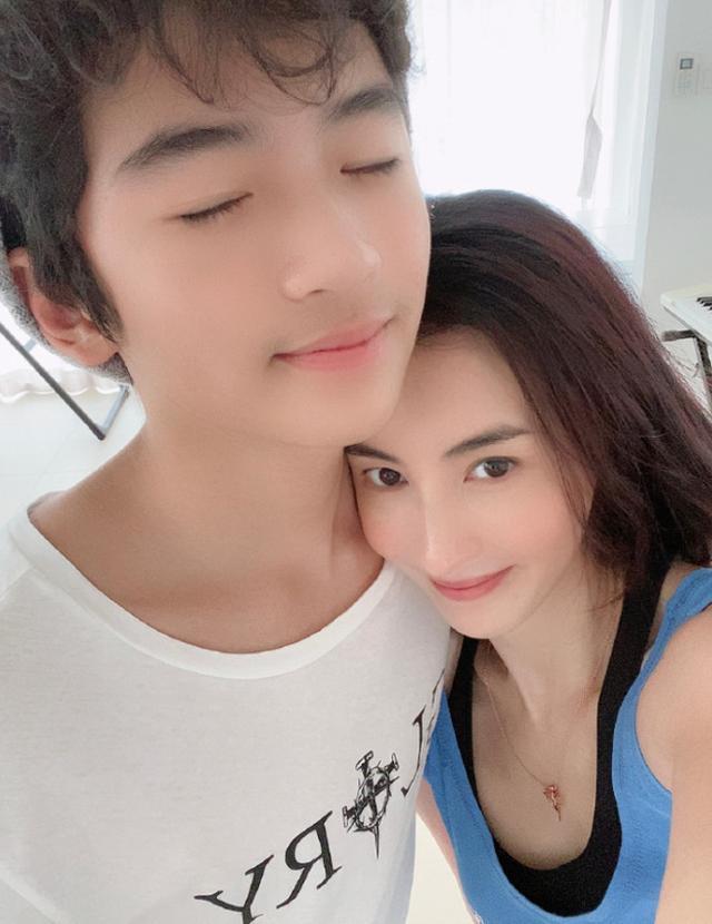 谢霆锋|谢霆锋录制外景路透曝光，坐姿少女，挂树许愿卡被粉丝摘下发网上