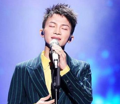 周深|因嗓音独特被同学嘲笑，比赛遭那英淘汰，周深凭什么还这么火？