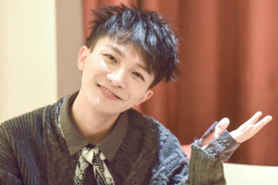 周深|因嗓音独特被同学嘲笑，比赛遭那英淘汰，周深凭什么还这么火？