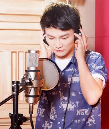 周深|因嗓音独特被同学嘲笑，比赛遭那英淘汰，周深凭什么还这么火？