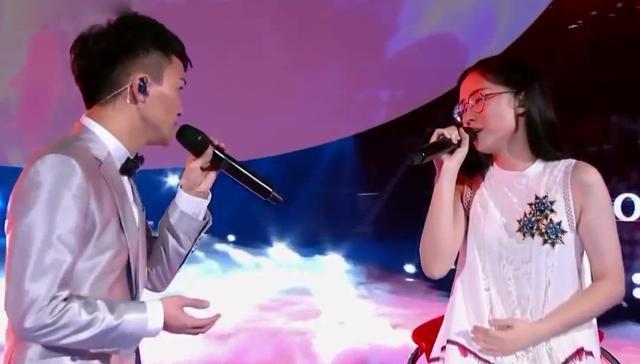 周深|因嗓音独特被同学嘲笑，比赛遭那英淘汰，周深凭什么还这么火？