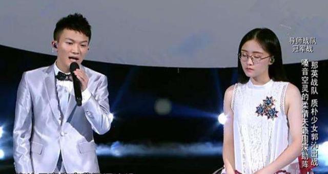 周深|因嗓音独特被同学嘲笑，比赛遭那英淘汰，周深凭什么还这么火？