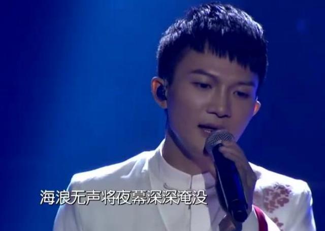 周深|因嗓音独特被同学嘲笑，比赛遭那英淘汰，周深凭什么还这么火？