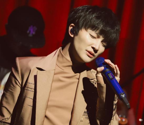 周深|因嗓音独特被同学嘲笑，比赛遭那英淘汰，周深凭什么还这么火？