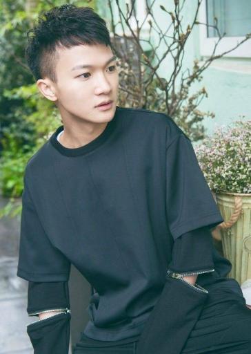 周深|因嗓音独特被同学嘲笑，比赛遭那英淘汰，周深凭什么还这么火？