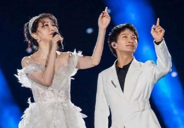 周深|因嗓音独特被同学嘲笑，比赛遭那英淘汰，周深凭什么还这么火？