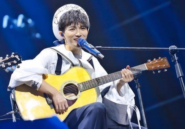 周深|因嗓音独特被同学嘲笑，比赛遭那英淘汰，周深凭什么还这么火？