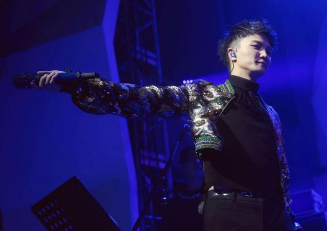 周深|因嗓音独特被同学嘲笑，比赛遭那英淘汰，周深凭什么还这么火？