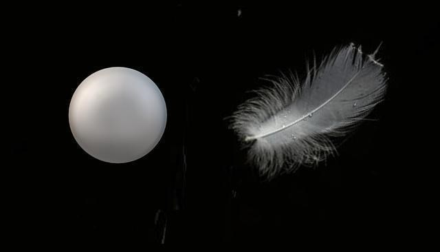 一片羽毛和一个铁球在真空中同高同时落下哪个先落地