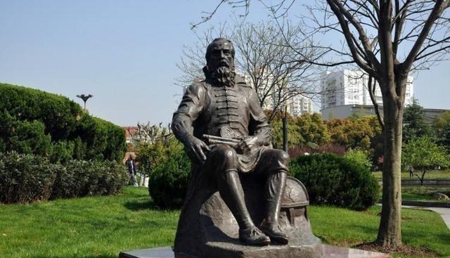 亚里士多德|一片羽毛和一个铁球，在真空中同高同时落下，哪个先落地？