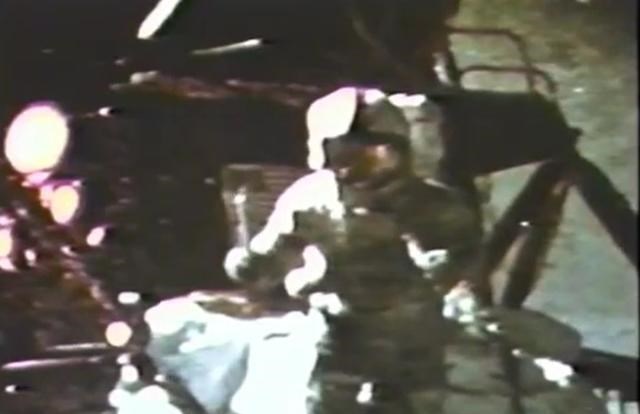 亚里士多德|一片羽毛和一个铁球，在真空中同高同时落下，哪个先落地？