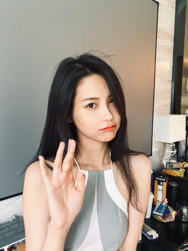 胡明轩女友是张昊玥还是仲qiuqiu球迷高诗岩穿女装真好看