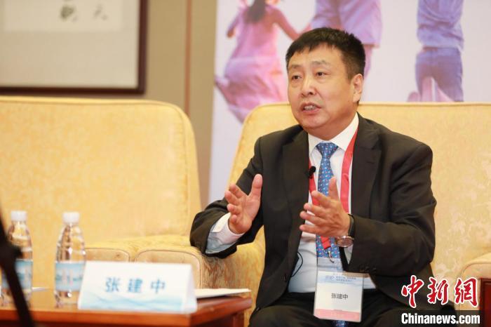 中国康复医学会皮肤病康复专委会主委张建中教授发言.