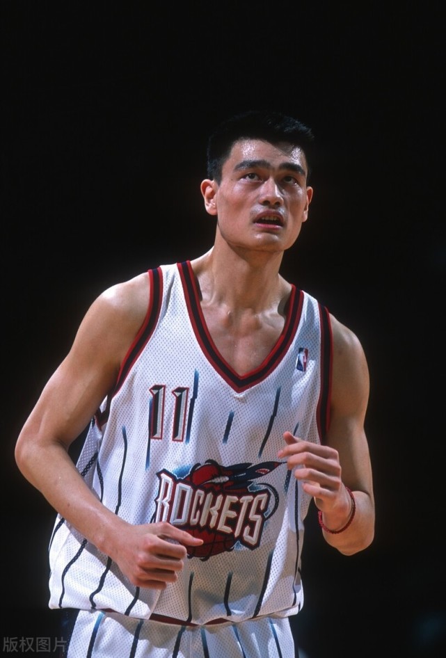 姚明nba生涯一共赚了多少薪水 他的年薪在当时是什么水平 姚明 Nba Nba生涯 火箭队