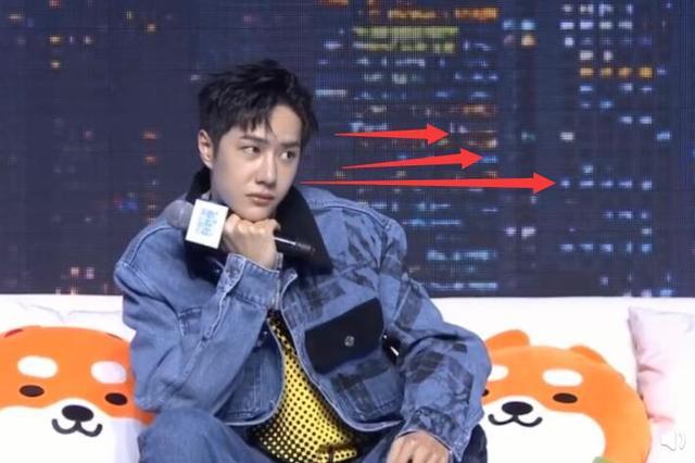 王一博|品牌活动，王一博衣服不合身还咳嗽，主持人挖坑被揭穿，谁注意王一博表情？