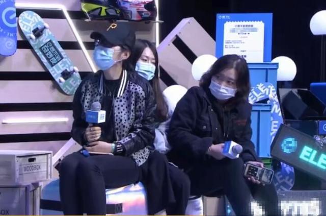 王一博|品牌活动，王一博衣服不合身还咳嗽，主持人挖坑被揭穿，谁注意王一博表情？