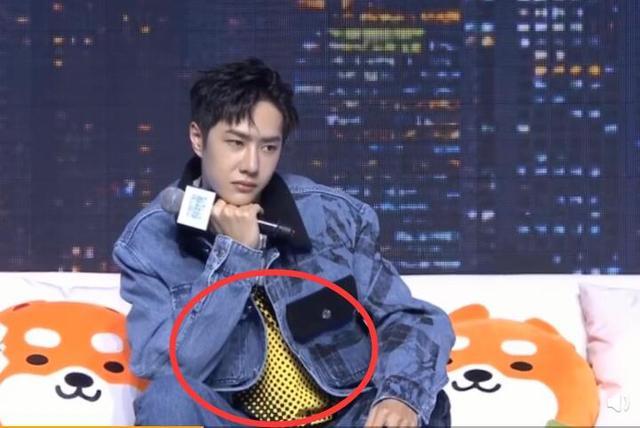 王一博|品牌活动，王一博衣服不合身还咳嗽，主持人挖坑被揭穿，谁注意王一博表情？