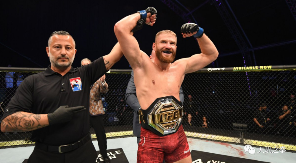 格斗 历史上的今天: 北京时间2013年10月12日,牧师之女 霍利·霍姆